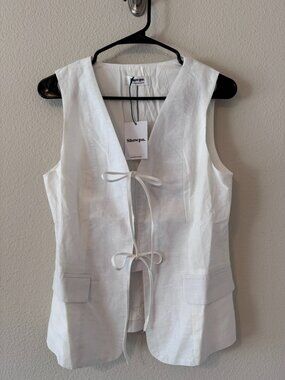 Showpo. Tie Front V Neck Top in White Size US 6